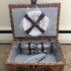 NWT! Martha Stewart 26-piece Picnic Basket